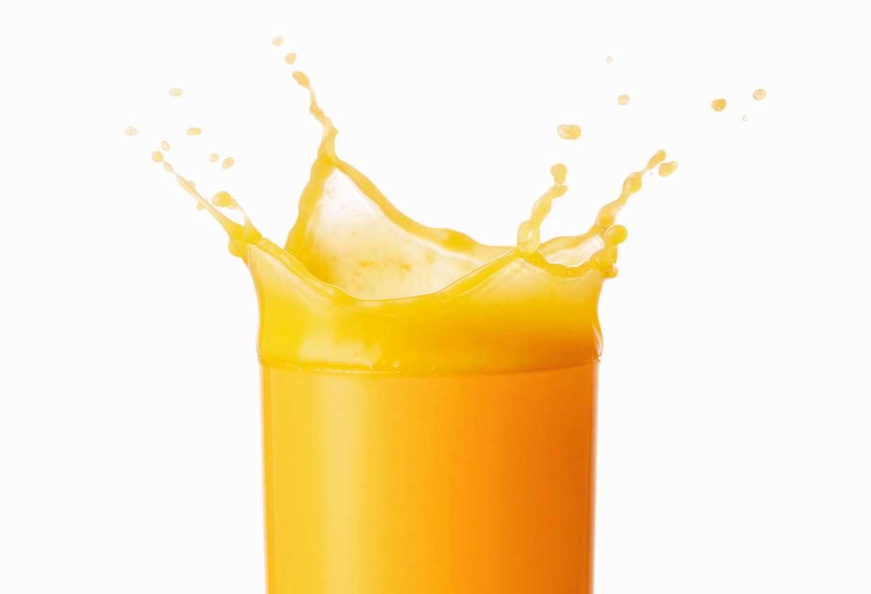 Orangensaft im Glas isoliert auf weißem Hintergrund