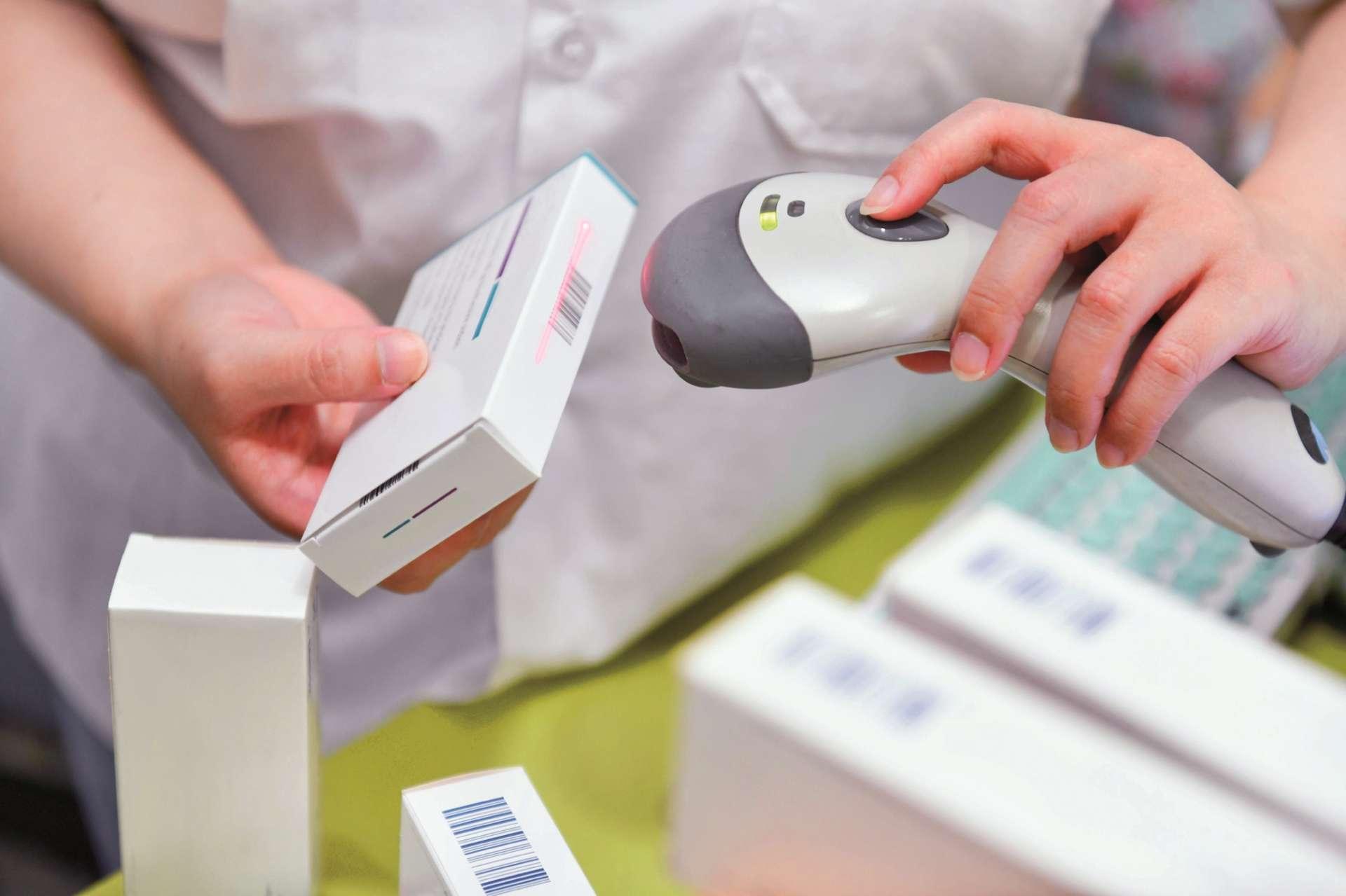 Apotheker scannt Barcode von Medikamenten in einer Apotheke.