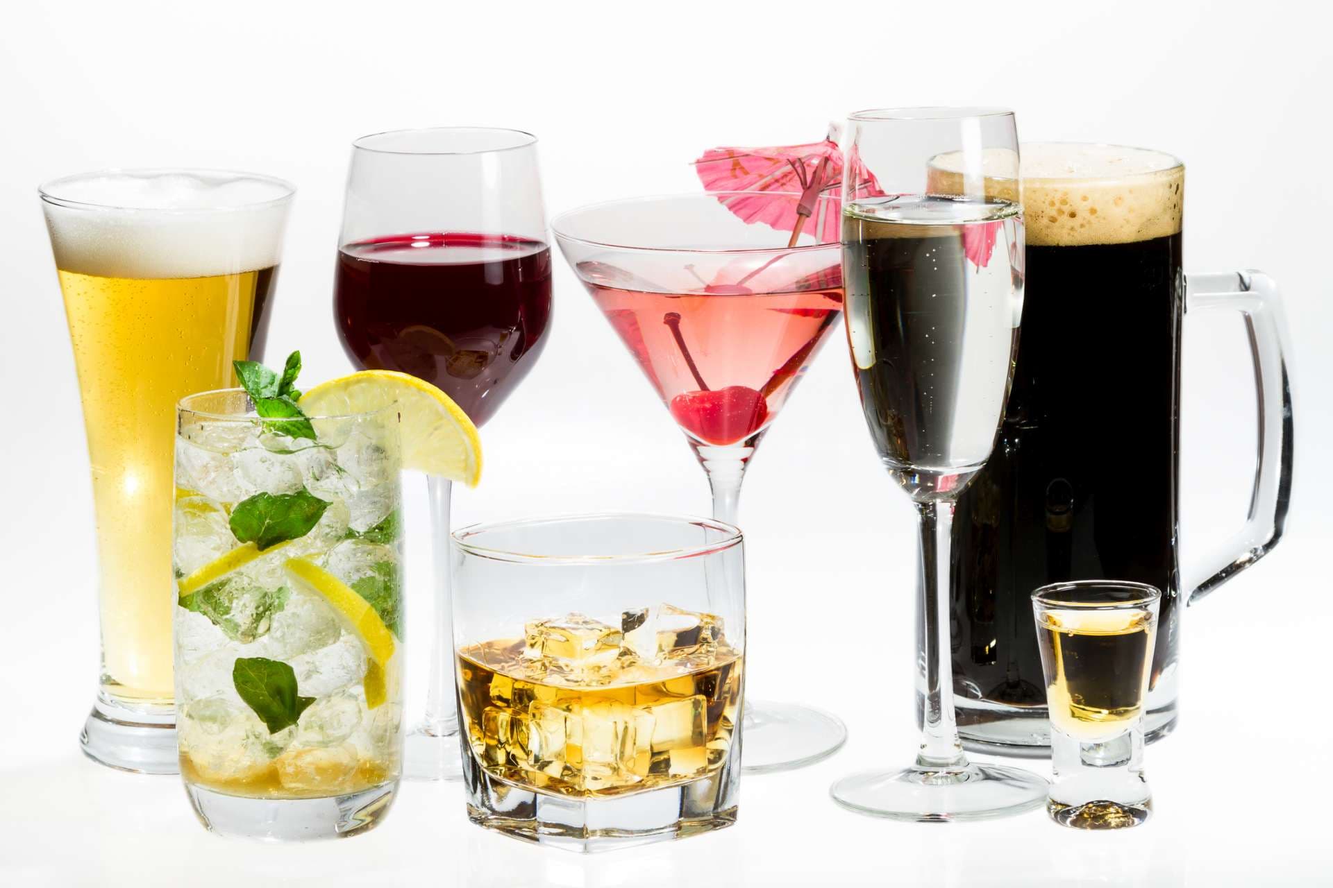Verschiedene Arten von Alkohol auf weißem Hintergrund.
