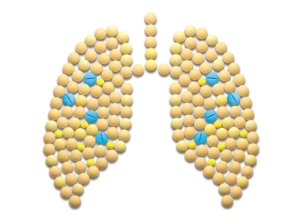 Kreatives Medizin- und Gesundheitskonzept aus Medikamenten und Pillen in Form einer menschlichen Lunge.