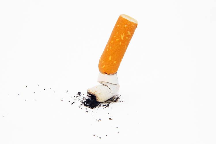 Ausgedrückte Zigarette auf weissem Hintergrund