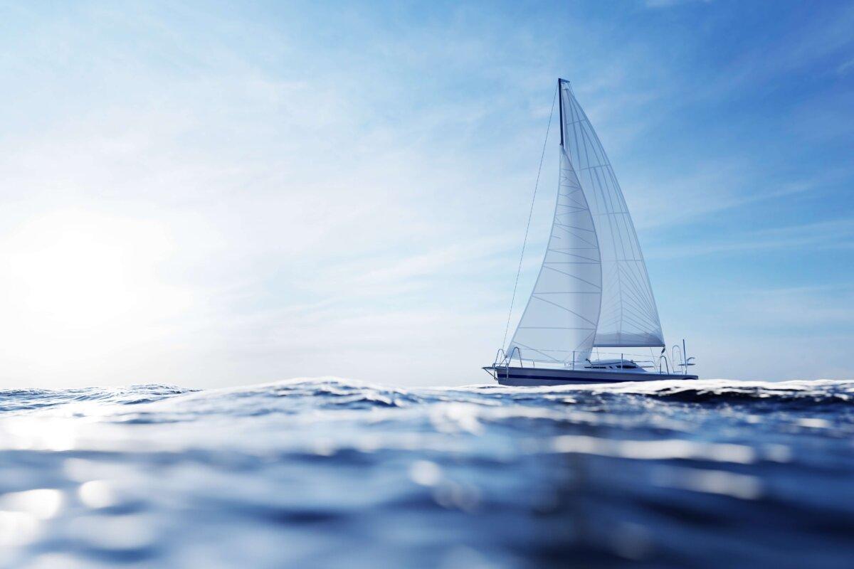 Segelyacht auf dem Meer an einem sonnigen Tag