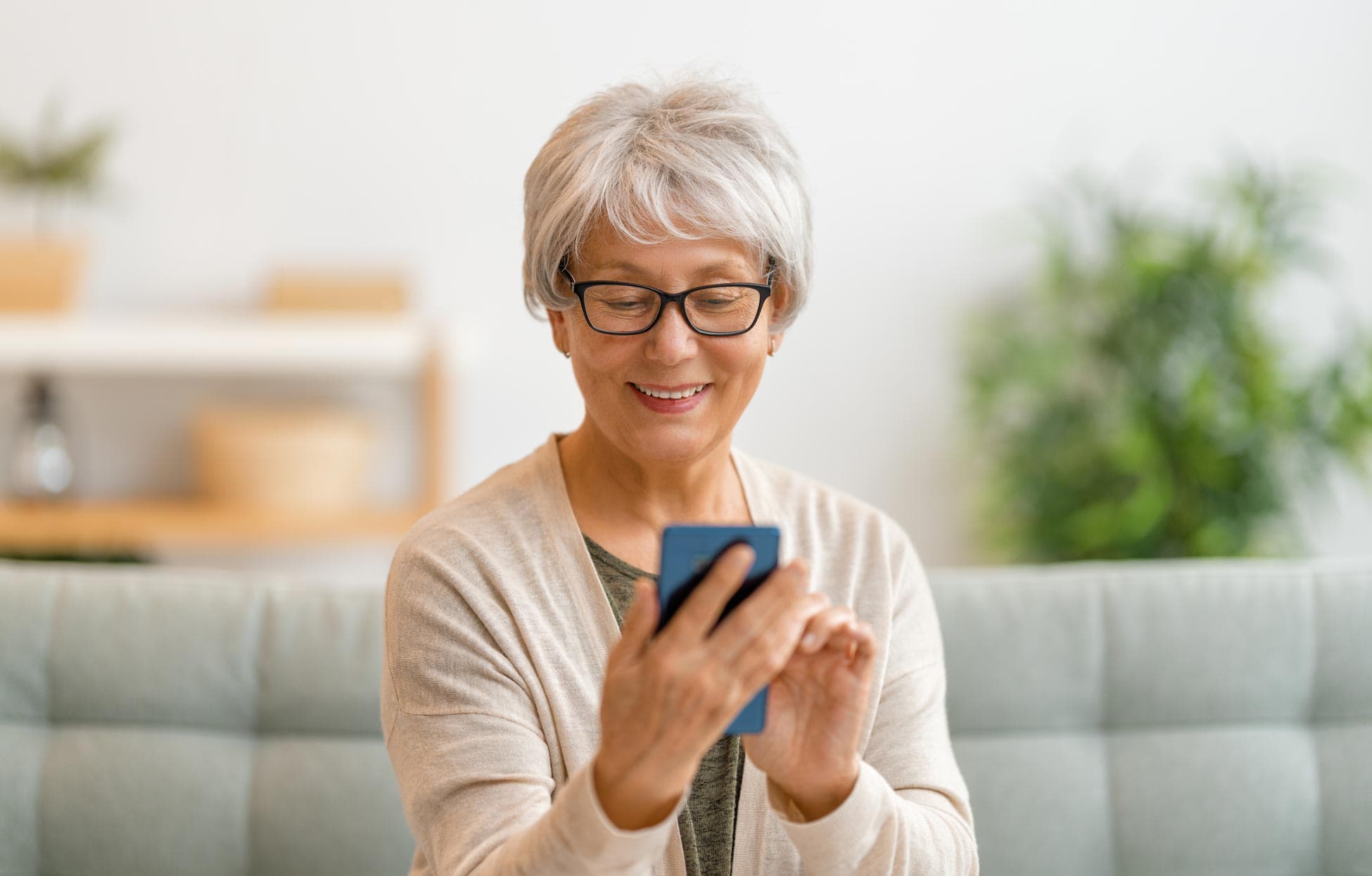 Seniorin benützt ihr Smartphone