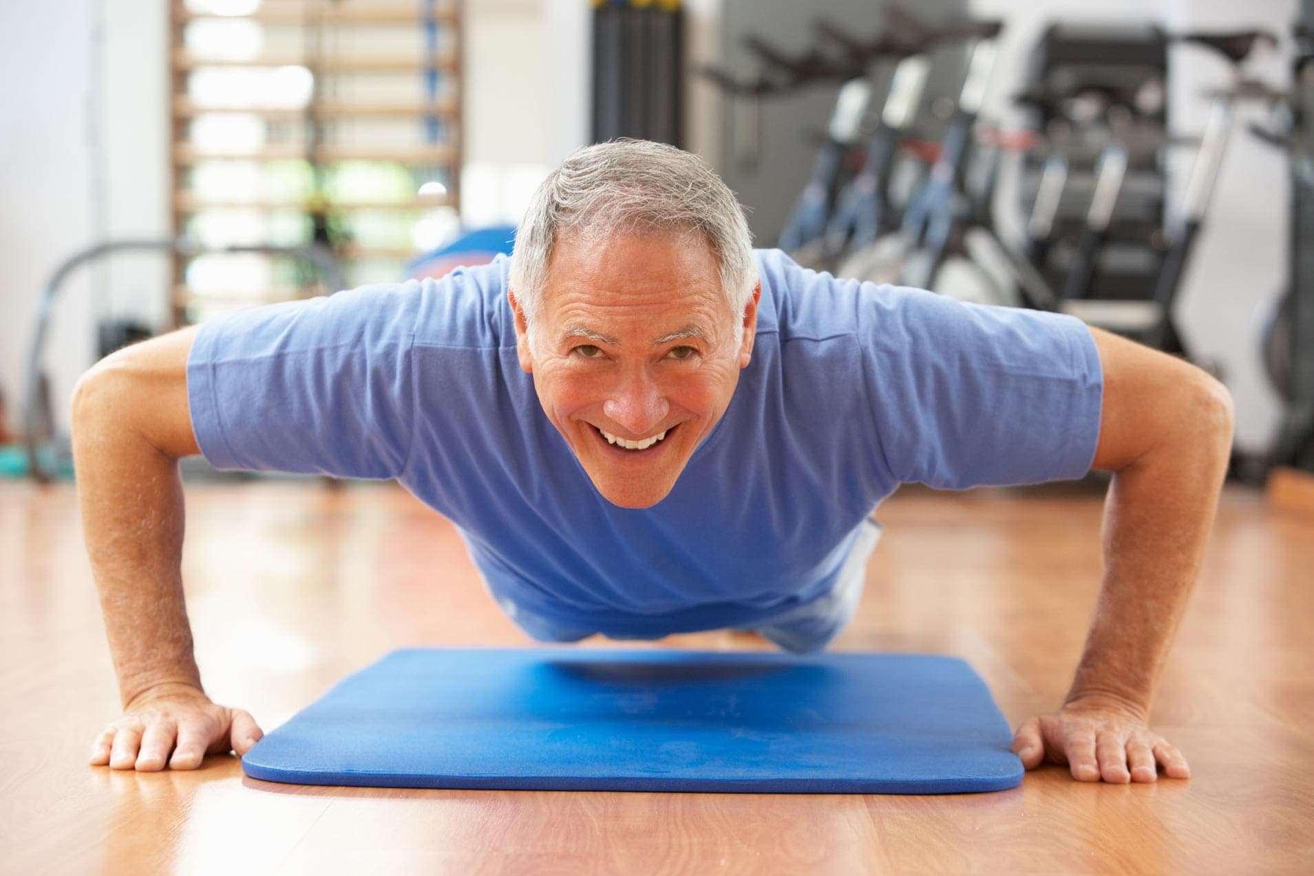 Älterer Mann im Fitnessstudio