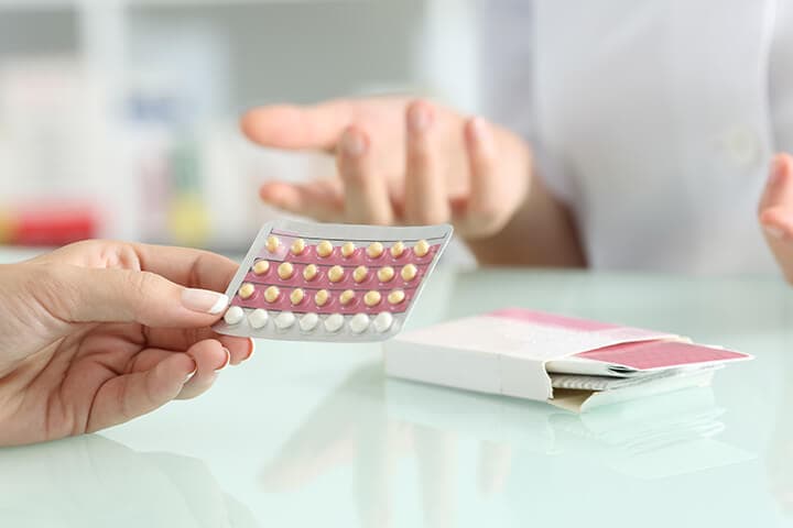 hand einer ärztin mit Anti-Baby-Pille