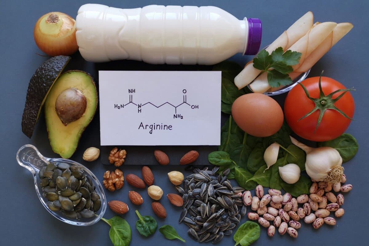 Argininreiche Lebensmittel mit der chemischen Strukturformel Arginin.