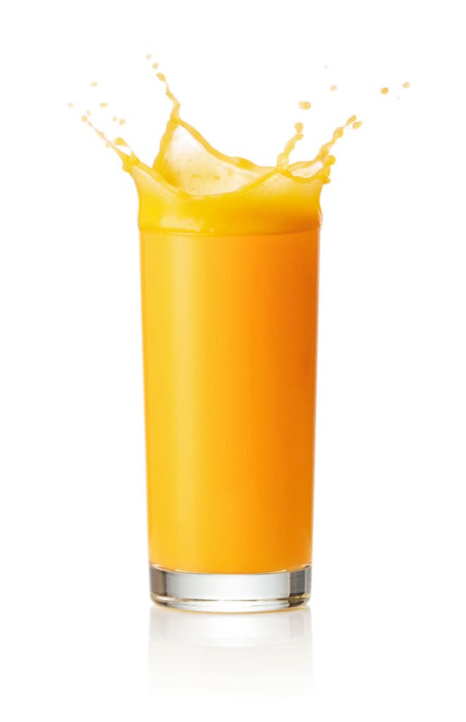Orangensaft im Glas isoliert auf weißem Hintergrund