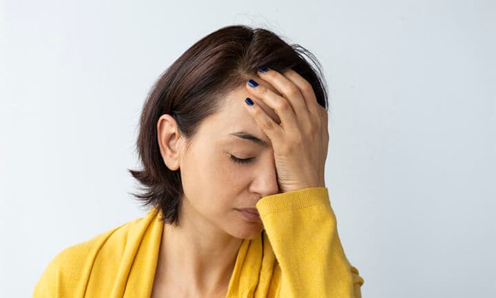 Frau leidet unter Kopfschmerzen.