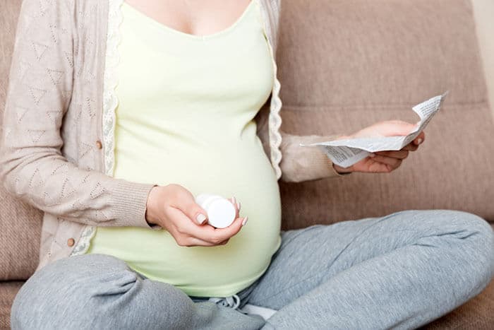 Leseanleitung für schwangere Frauen für verschriebene Pillen, Gesundheitskonzept, Medizin während der Schwangerschaft.