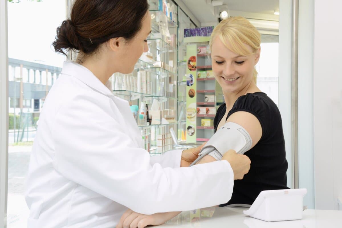 Beim Blutdruck messen sollte die Manschette rund 2,5 cm über der Ellenbeuge platziert werden.